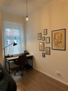 a room with a desk and a chair and a window at Altstadt Apartment beim Schlossgarten in Schwerin