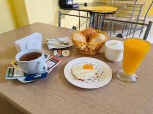 stół z talerzem śniadaniowym i filiżanką kawy w obiekcie Hotel Silver w mieście Tacna