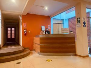 hol budynku z kasą w obiekcie Hotel Silver w mieście Tacna