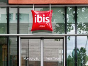 a red sign on the side of a building at ibis Hotel Hamburg St. Pauli Messe in Hamburg