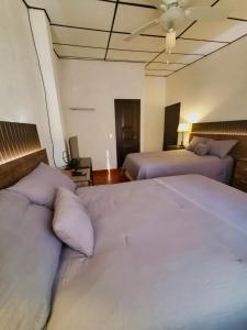 Un dormitorio con dos camas y un techo. en Gran Bonanza Hotel, en Alegría