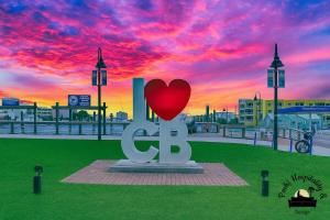 卡罗来纳比奇Portabella Paradise的一颗心的雕像和一块带有日落的标志