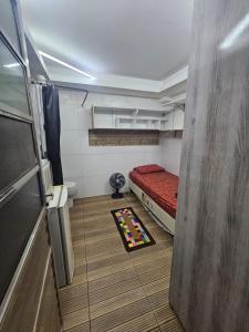 巴西利亚Studio Asa sul 1 101的小房间,地板上设有一张床和地毯