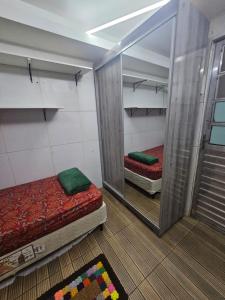 巴西利亚Studio Asa sul 1 101的有两张床和一面镜子的房间