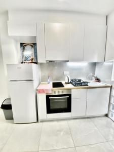 A kitchen or kitchenette at The Urban Nest Thessaloniki