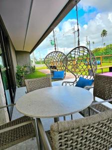 stół i krzesła na patio z huśtawką w obiekcie Beach Class Summer Slin Térreo Garden w mieście Porto de Galinhas +47 zdjęć