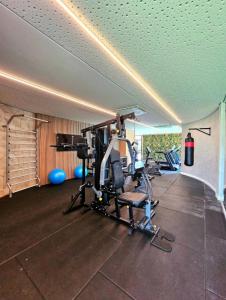 pokój z siłownią ze sprzętem do ćwiczeń w obiekcie Beach Class Summer Slin Térreo Garden w mieście Porto de Galinhas