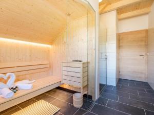 y baño con sauna y ducha. en Haus Hestia, en Donnersbachwald 36 fotos más