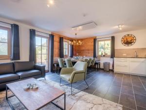 una sala de estar con un sofá y una mesa en Haus Hestia, en Donnersbachwald