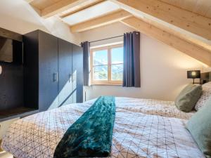 Un dormitorio con una cama grande y una ventana. en Haus Hestia, en Donnersbachwald