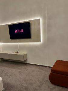 een televisie aan een muur in een kamer bij Altbau-Juwel, Antik trifft Modern im Denkmalhaus in Saarbrücken