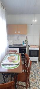 Dapur atau dapur kecil di Sobradinho da Tia Thelma