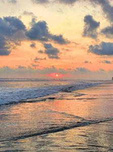 プラヤ・エルモサにあるCosta Rica Beach Bungalowの海沿いの夕日