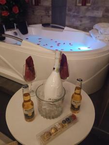 una vasca da bagno con una bottiglia di champagne e un bicchiere di Hotel Agora Boutique a Bogotá