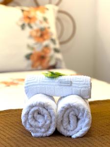 une pile de serviettes assises sur une table dans l'établissement Flat Centro de Buzios, à Búzios