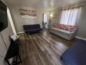 Et opholdsområde på Sparkly Downtown Apt with Free Parking