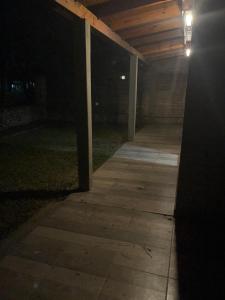 einen Außenbereich eines Gebäudes in der Nacht in der Unterkunft RuralEsquina in Esquina