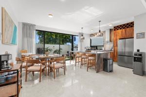 クルス・デ・ウアナカストレにあるTamaran Family Villas with Beach Club - B Nayarのテーブルと椅子のあるキッチンとダイニングルーム