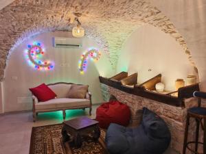 ein Wohnzimmer mit Sofa und Tisch in der Unterkunft Old Town Suite Martina in Martina Franca