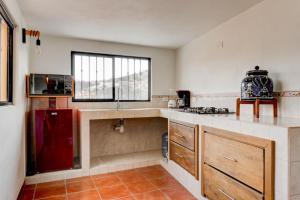 Η κουζίνα ή μικρή κουζίνα στο Casa Tres Lunas Centro +7 φωτογραφίες