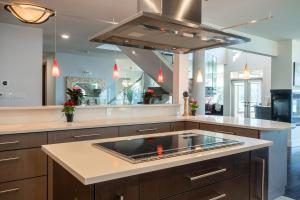 una cocina con una gran isla con fogones en Casa del Mar Villa, en North Vancouver