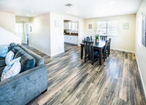 Χώρος καθιστικού στο Spacious 5BR 3BA Home with Free Parking and WiFi 10 Minutes to Downtown LA Perfect for Large Groups +28 φωτογραφίες