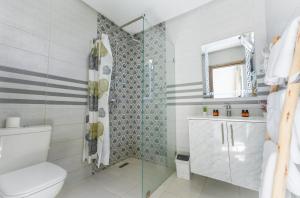a bathroom with a shower and a toilet at Villa de Luxe à Marrakech avec Piscine Chauffée Privée in Aghmat +18 photos