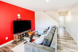 Μια τηλεόραση ή/και κέντρο ψυχαγωγίας στο Spacious 5BR 3BA Home with Free Parking and WiFi 10 Minutes to Downtown LA Perfect for Large Groups