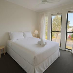 Ένα ή περισσότερα κρεβάτια σε δωμάτιο στο Golfside Escape – Stylish 3BR Townhouse in Robina +18 φωτογραφίες