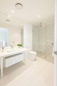 Ένα μπάνιο στο Golfside Escape – Stylish 3BR Townhouse in Robina