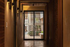 a hallway with a door leading to a patio at Casa Chati Hostel in San Cristóbal de Las Casas
