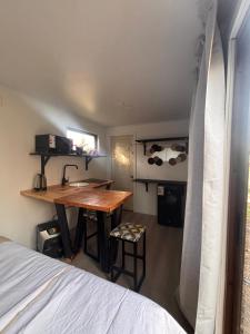 科伊艾科Nomade Balmaceda的小房间设有一张桌子和一张床