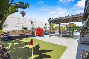 een achtertuin met een putting green en een minigolfbaan bij 4BR Chula Vista Getaway Splash, Play & Game! in Chula Vista