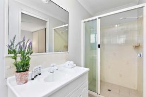 Ένα μπάνιο στο Coastal Bliss - 6 Beds Holiday House +25 φωτογραφίες