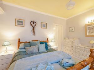Postel nebo postele na pokoji v ubytování Harvey Cottage