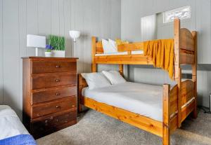 une chambre avec deux lits superposés et une commode dans l'établissement Lakefront Cabin - Cozy Retreat - 5Beds - TV - Wifi, à Barrhead