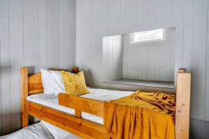 - une chambre avec des lits superposés en bois et un miroir dans l'établissement Lakefront Cabin - Cozy Retreat - 5Beds - TV - Wifi, à Barrhead