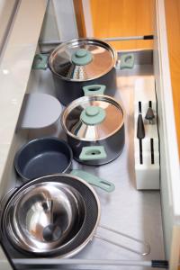 eine Gruppe Töpfe und Pfannen auf einem Herd in der Unterkunft 飛梅の宿Tobiume inn in Dazaifu