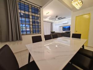 Posezení v ubytování Nilai Modern Homestay 4R3B-12PAX