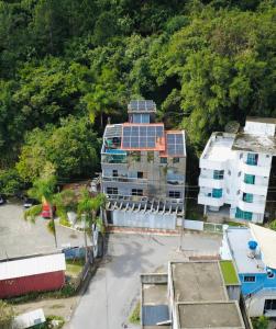 an overhead view of a building with solar panels on its roof at Apartamento em Governador Celso Ramos in Governador Celso Ramos +7 photos
