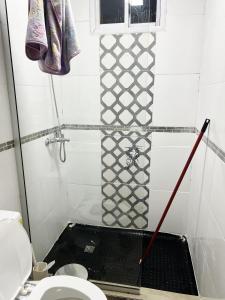 にあるLa MERCEDのバスルーム(シャワー、トイレ付)