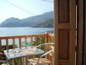 Gallery image of Τo Κamari in Skiros