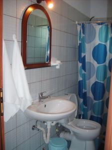 Ett badrum på Τo Κamari