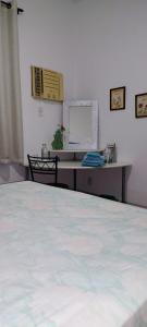 ein Schlafzimmer mit einem Bett und einem Schreibtisch mit einem Computer in der Unterkunft Brazil Cozy and Comfortable in Rio de Janeiro + 8 Fotos