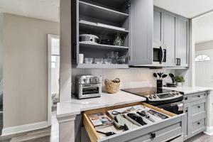 Η κουζίνα ή μικρή κουζίνα στο Heart of S Tampa- Hot Tub, Private Backyard, Fire Pit, Grill, 5 min to Beach