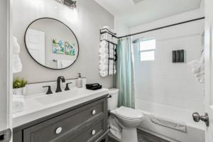 Ένα μπάνιο στο Heart of S Tampa- Hot Tub, Private Backyard, Fire Pit, Grill, 5 min to Beach +22 φωτογραφίες
