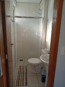 Ένα μπάνιο στο Apartamento 06 na zona 7