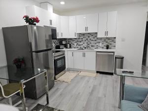 Η κουζίνα ή μικρή κουζίνα στο Stylish Basement Suite Near Airport, Trails & Dining