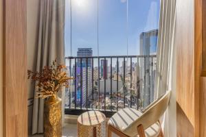 サンパウロにあるLuxury Studio 16 Floor Unique Design & Locationの街の景色が見える窓のある部屋