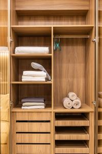 サンパウロにあるLuxury Studio 16 Floor Unique Design & Locationのクローゼット(木製の棚、折りたたみ式タオル付)
